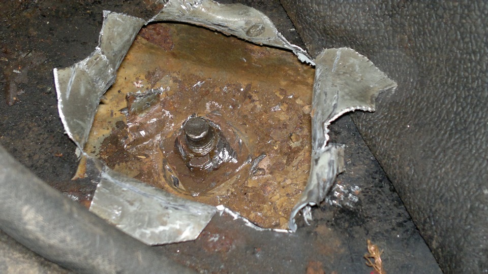 на заднем пришлось вырубать гайку зубилом — Nissan Safari (Y60)