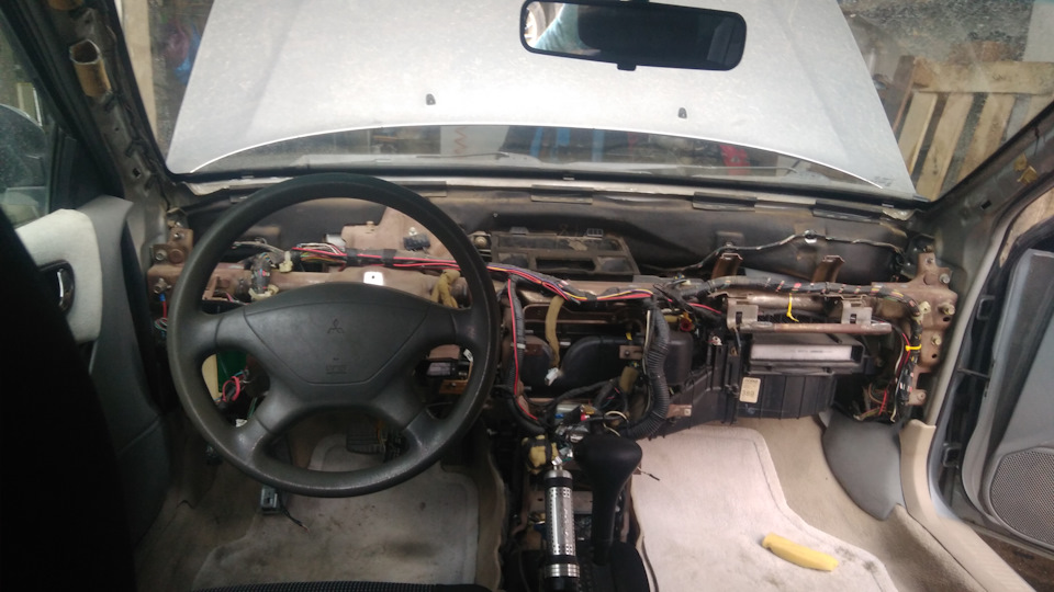 снял панель — Mitsubishi Galant (8G)
