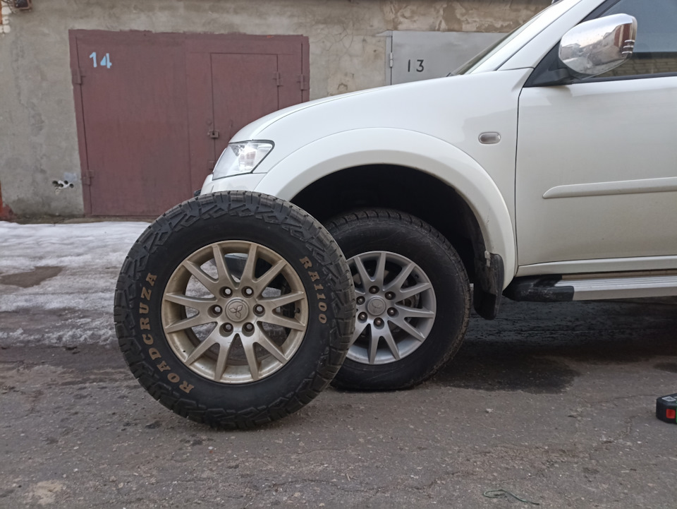 Какие же маленькие колеса в родном размере 😁. 265/70/17, все же гораздо интереснее. — Mitsubishi Pajero Sport (2G). Запчасти на фото: Roadcruza RA1100 A/T