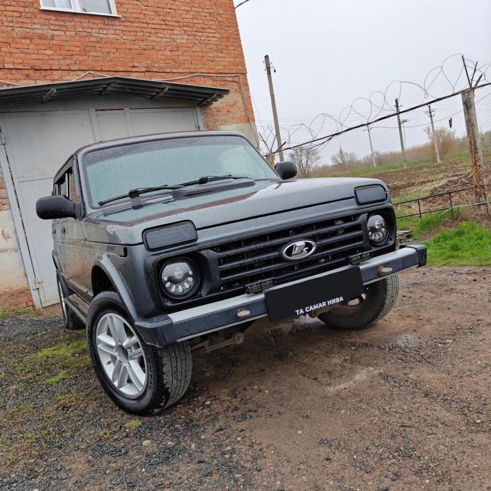 Вид спереди — Lada 2131