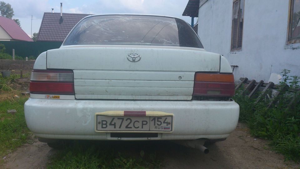 Слева уже рестайлинговый фонарь занял своё место. — Toyota Corolla (100)
