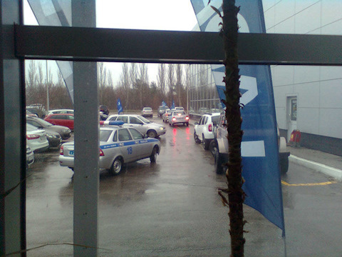Приехал автопробег, посвященный презентации робота в сопровождении ДПС. Все как у взрослых;). — Lada Kalina wagon (2G)