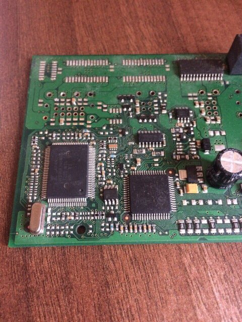 eeprom находится между двумя большими микросхемами на данной плате выпаяны разъемы не обращайте внимание — Volkswagen Passat B6