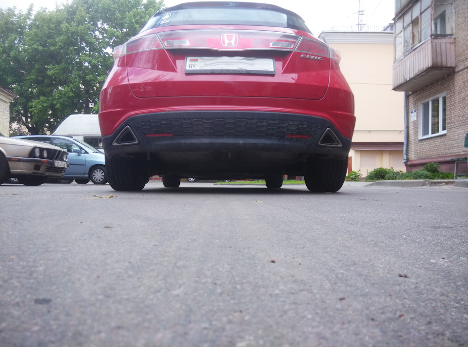 Вид поднятой машинки сзади — Honda Civic Hatchback (8G)