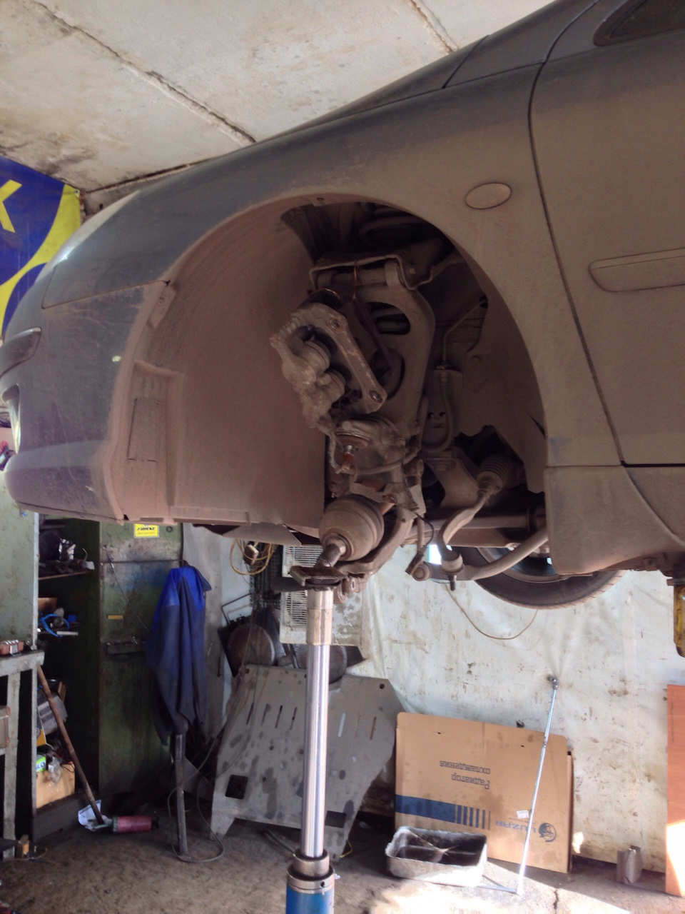 на подъемнике — Peugeot 407