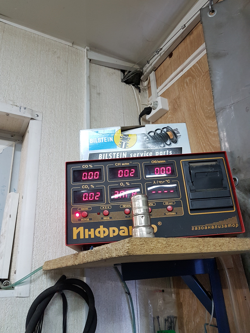 Регулировку состава смеси лучше всего выполнять при помощи газоанализатора, он поможет в настройке. Проверяем состав смеси на оборотах 2500, в идеале от 0,5 до 1% СО. Состав смеси на хх от 2 до 3%. У меня получилось 1% на оборотах и 2% на хх. Состав смеси на оборотах можно изменить жиклерами главным топливным, воздушным и жиклером холостого хода, который стоит в электромагнитном клапане. — УАЗ 31519