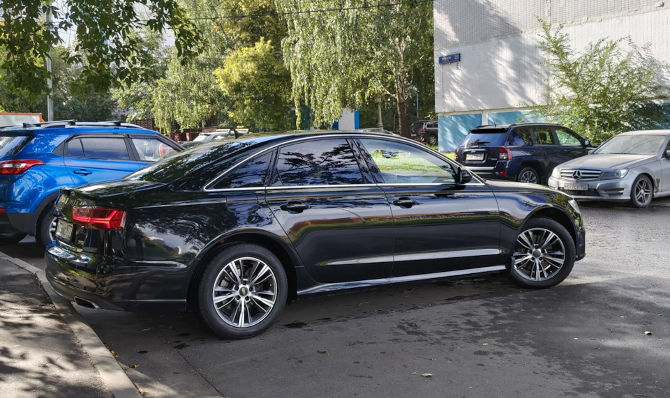 Сбоку — Audi A6 (C7)