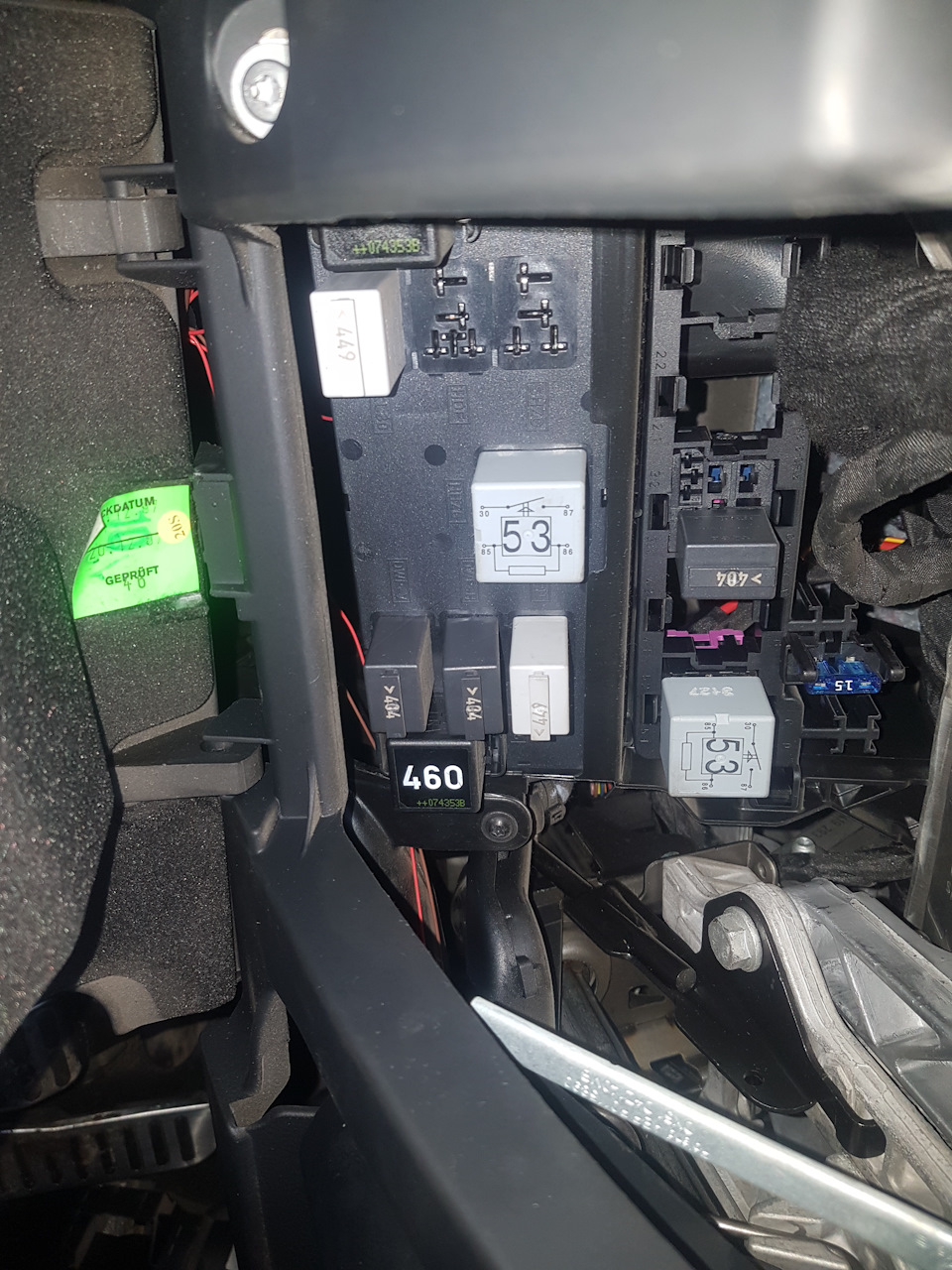 вон он болт, рядом с 460 реле — Volkswagen Passat Variant (B6)