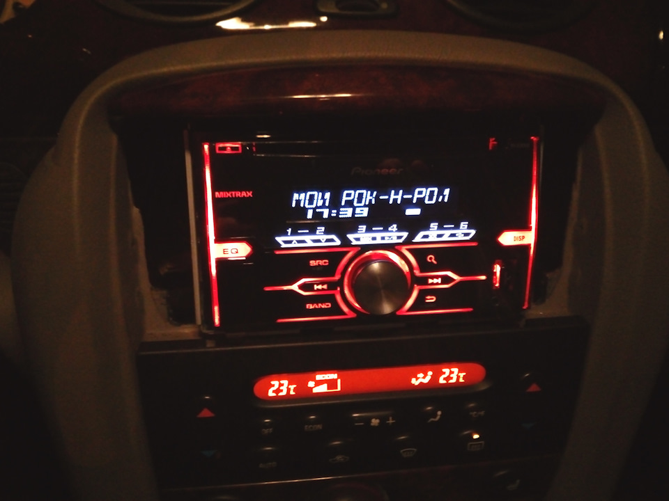 Ночью подсветка почти не отличается от родной, оранжевой. — Rover 75