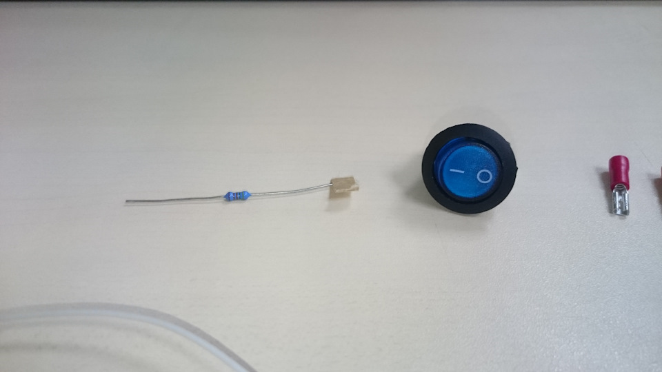 На фото резистор, в магазине был на 4,5кОм. И выключатель. — Lada Калина седан