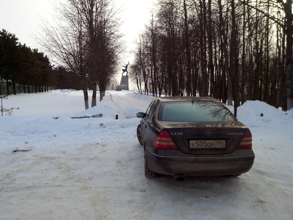 парковка у аллеи к памятнику — Mercedes-Benz C-Class (W203)