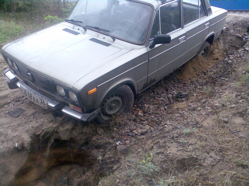 Горизонт не завален. Остановился в 20 см от ямы. Глубина ямы около 60 см. — Audi 100 (C4)