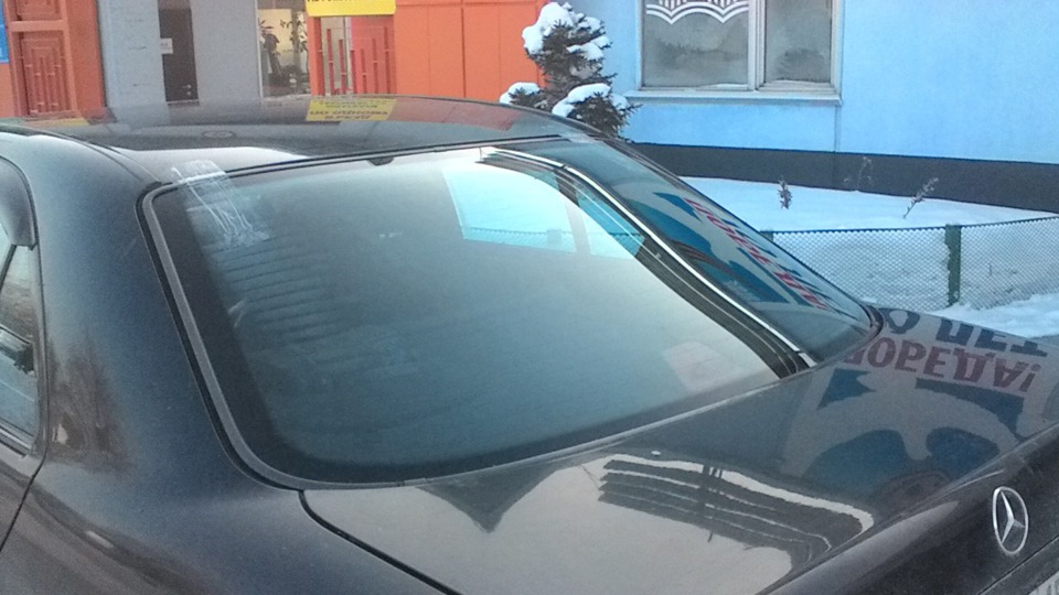 сбоку — Mercedes-Benz E-Class (W210)
