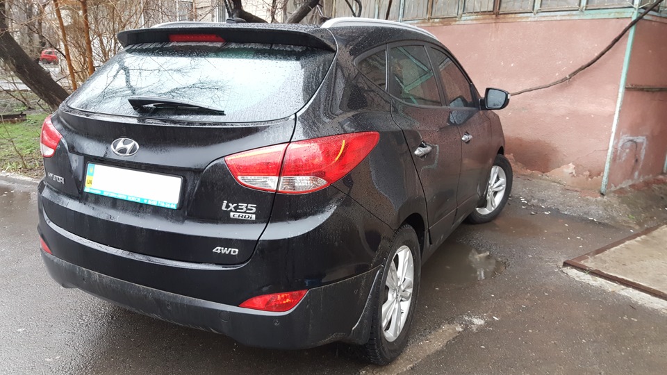 После дня покатушек по додливому городу даже черный автомобиль выглядит вполне чисто — Hyundai ix35