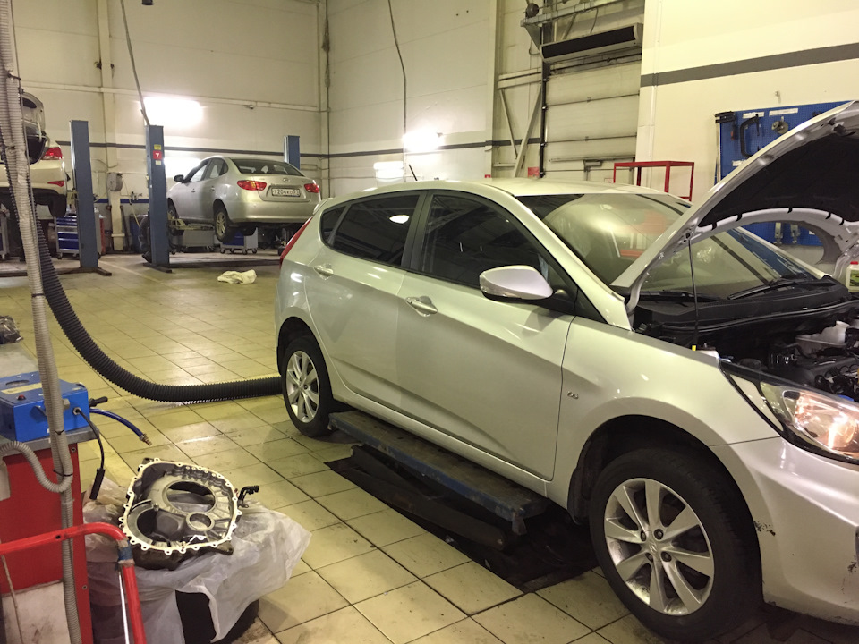 соседний солик, мастерски покрашена дверь(: — Hyundai Solaris (1G)