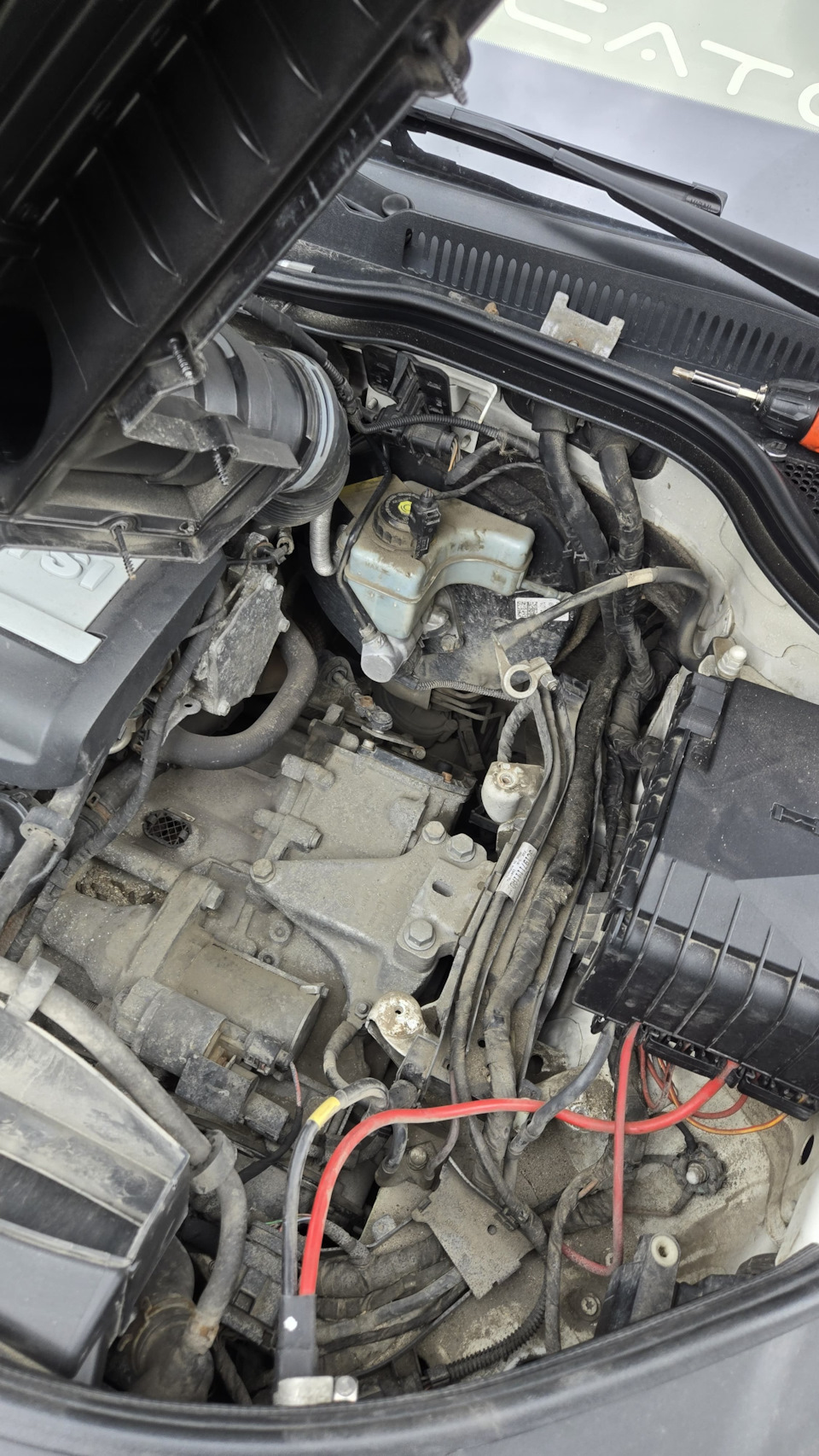 Дербан подкапотки — Volkswagen Passat CC