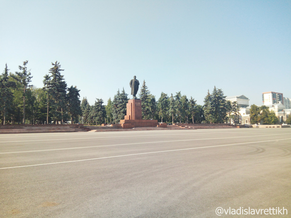 Памятник В.И. Ленину, 1959 г., расположенный на центральной площади города – площади Революции. На постаменте выбита надпись «В. И. Ленину от трудящихся Челябинска». Объект культурного наследия Российской Федерации. До настоящего времени, является одним из самых крупных монументов основателю Советского государства. — Lexus LX (UZJ100)