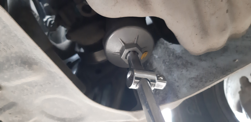 После промывки промывочным Лукойлом меняем фильтр — Toyota RAV4 (II)