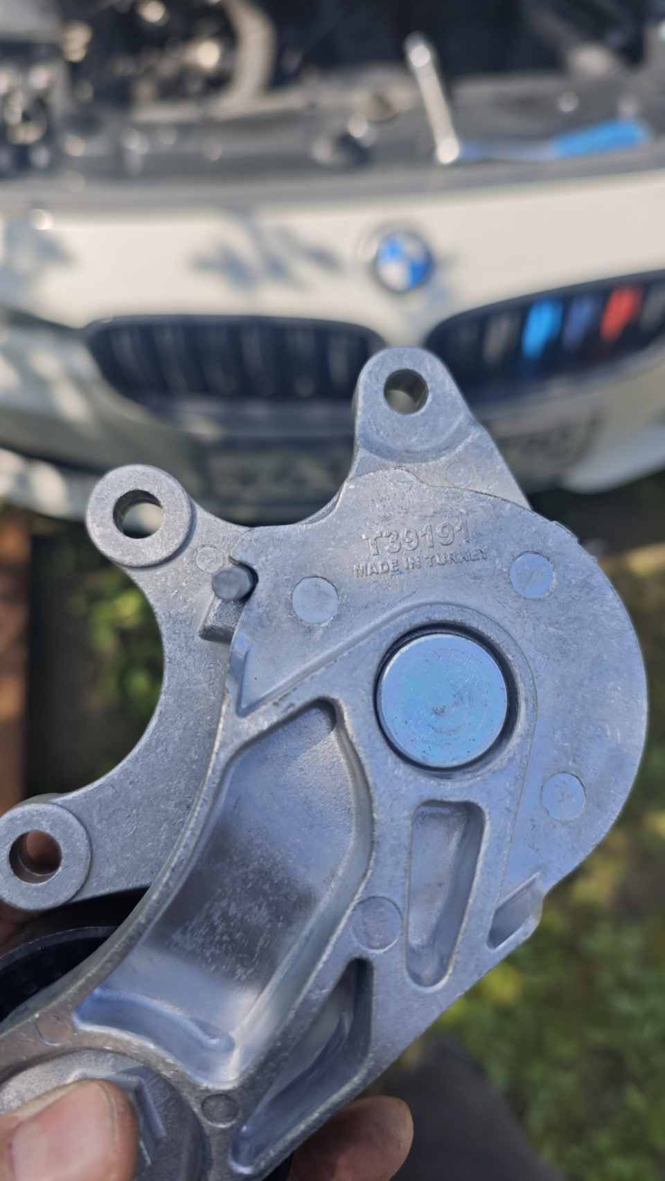 Так же заменен натяжитель ремня — BMW 3 series (F30)