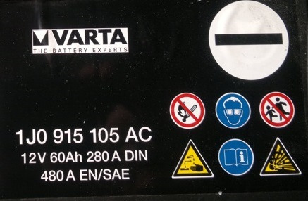 В оригинале была Varta — Volkswagen Bora (1G). Запчасти на фото: 1J0915105AC