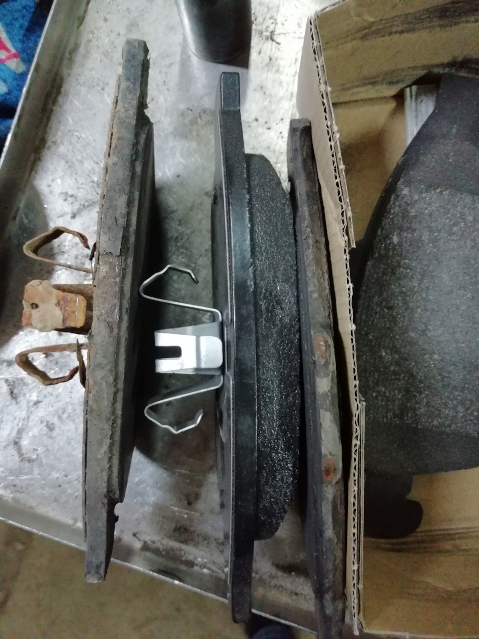 Вот так стёрлись колодки за 28 500 км. Слева и справа старые. По середине новая — Renault Kaptur (2016)