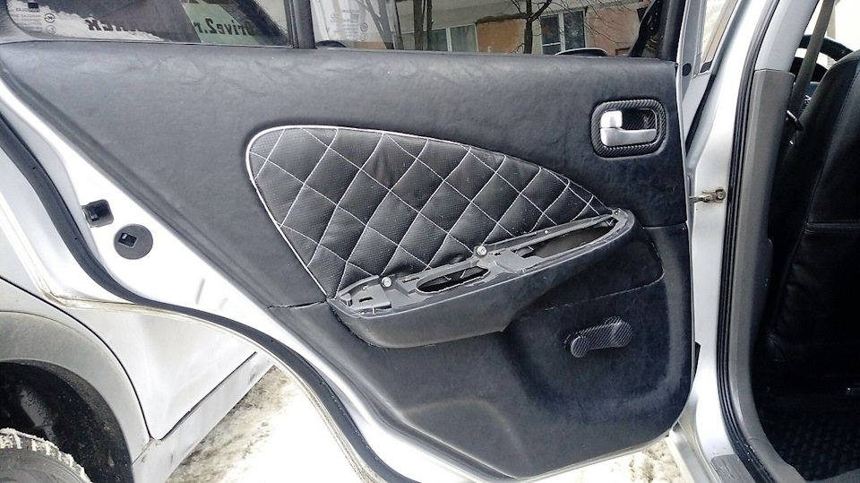 весло на месте с окантовкой дверной ручки — Nissan Almera Classic (B10)