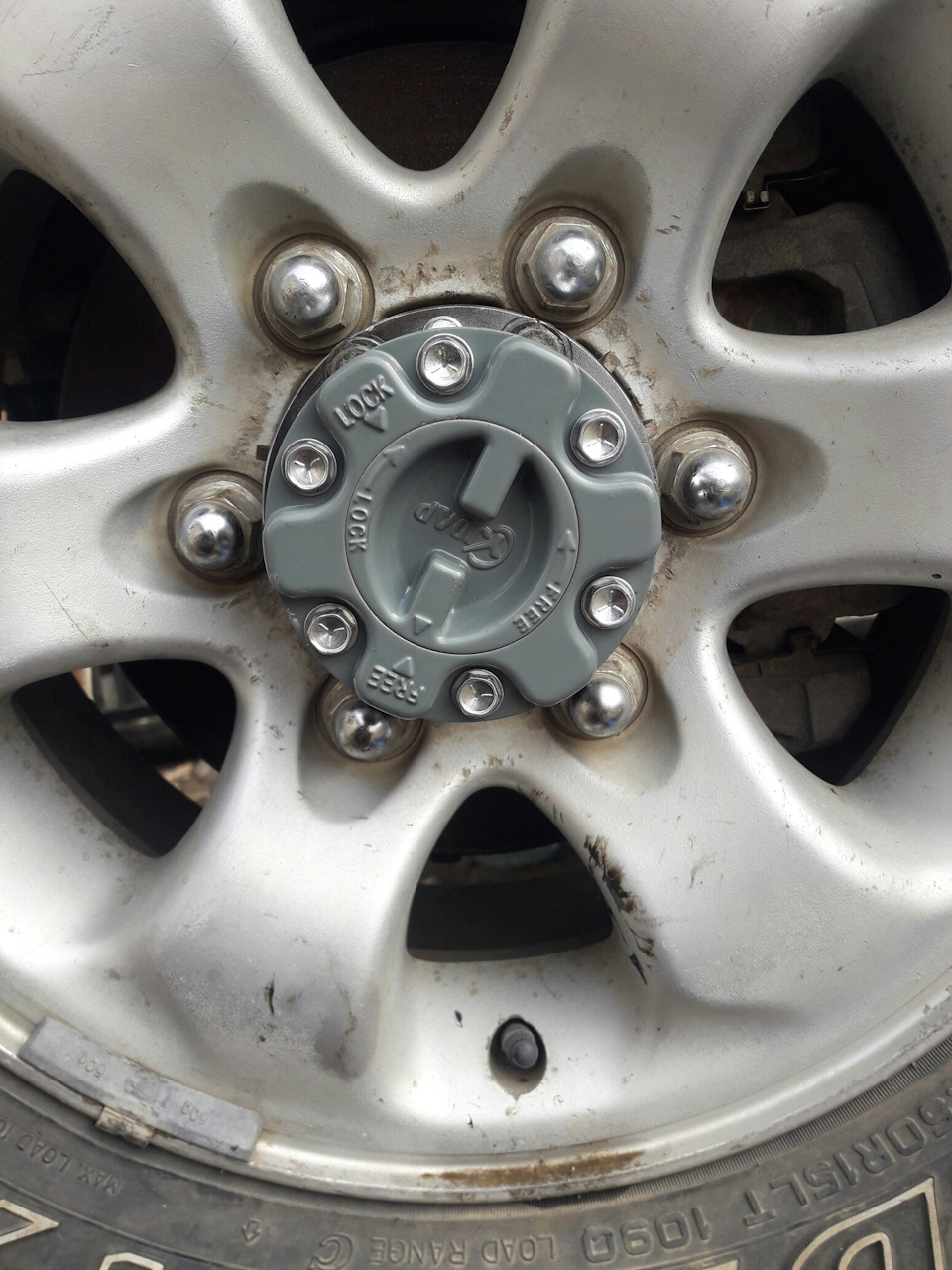 Прикручиваем крышку. Сильно не затягивал, т.к. болтики хлюпкие — Mitsubishi Montero Sport (1G)