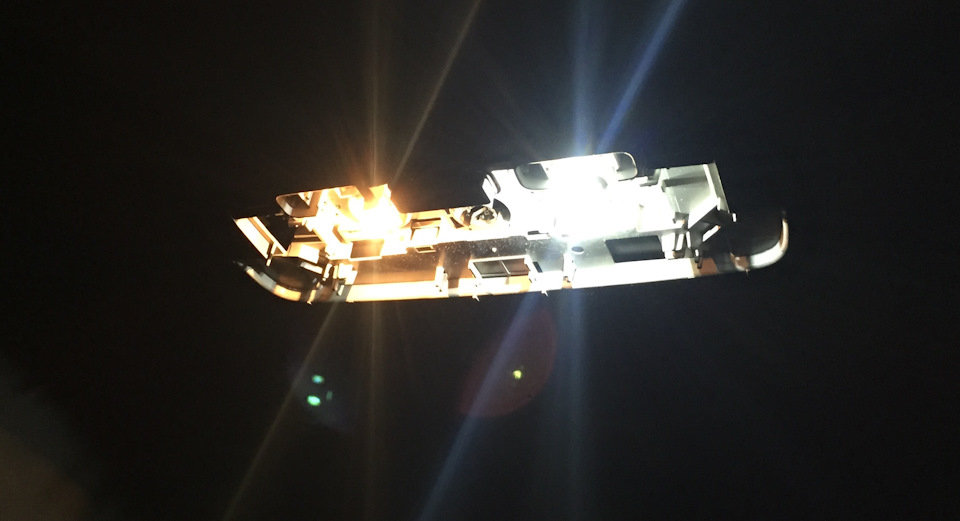 Потолочная подсветка сзади, обычная лампа (слева) и LED (справа) — Volkswagen Golf Plus