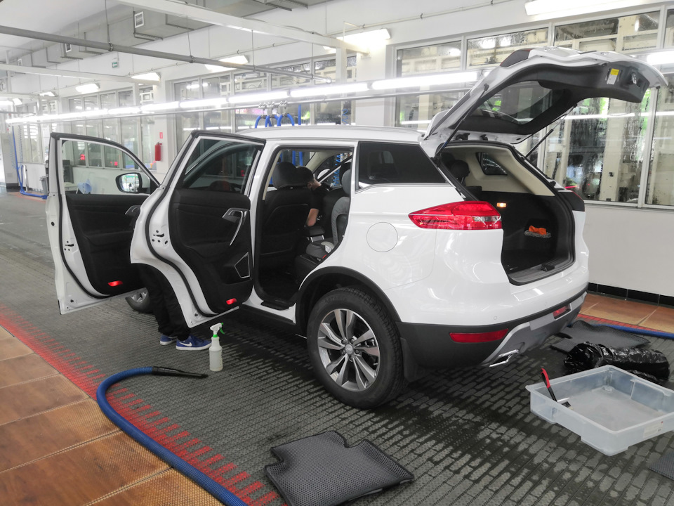 такой, своего рода огромный траволатор — Geely Atlas (1G)
