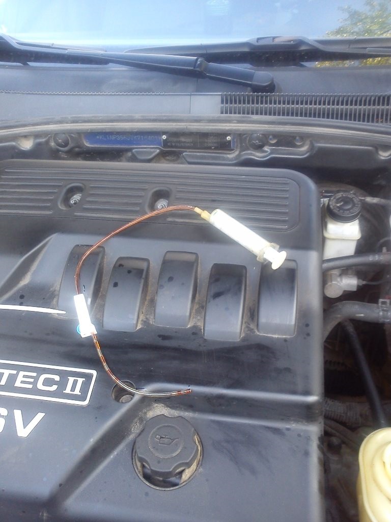 шприц для отсоса старой жидкости — Chevrolet Lacetti SW