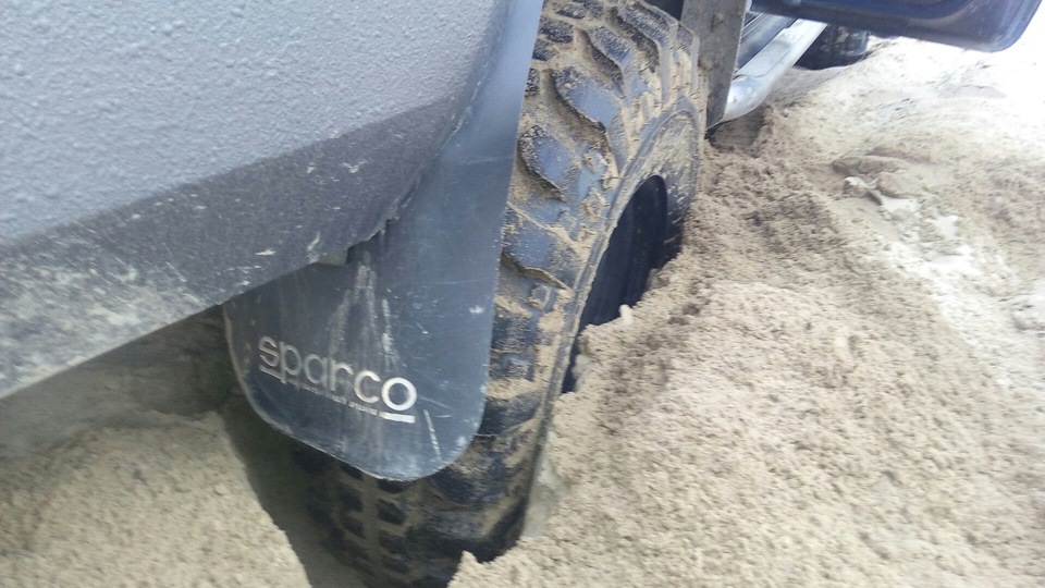 Лёха хотел пофорсить на заднем приводе по пескам вдоль берега. — Mitsubishi Pajero Pinin