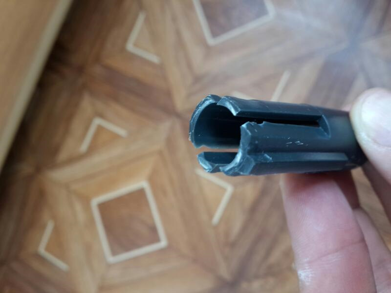 Дорабатываем напильником/ножом, оставляя один выступ, чтобы ручка не прокручивалась. Направляющую вставляем в ручку КПП разрезанным концом внутрь. Ручку надеваем на кулису. Я еще обматал кулису изолентой, чтобы ручка плотнее села. — Renault Laguna II