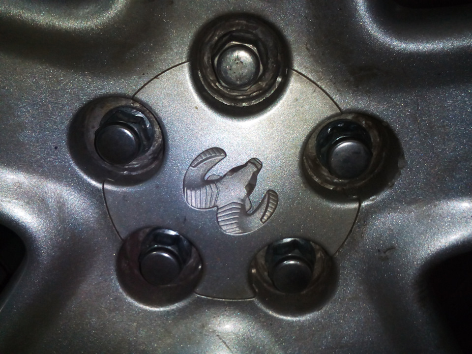 Новые гайки на месте — Dodge Stratus (2G)