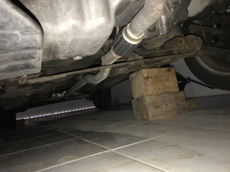 Подняв на домкрате от Ford Transit Custom можно было и ниче для страховки не подкладывать, но все же жизнь ценна. — Opel Corsa D