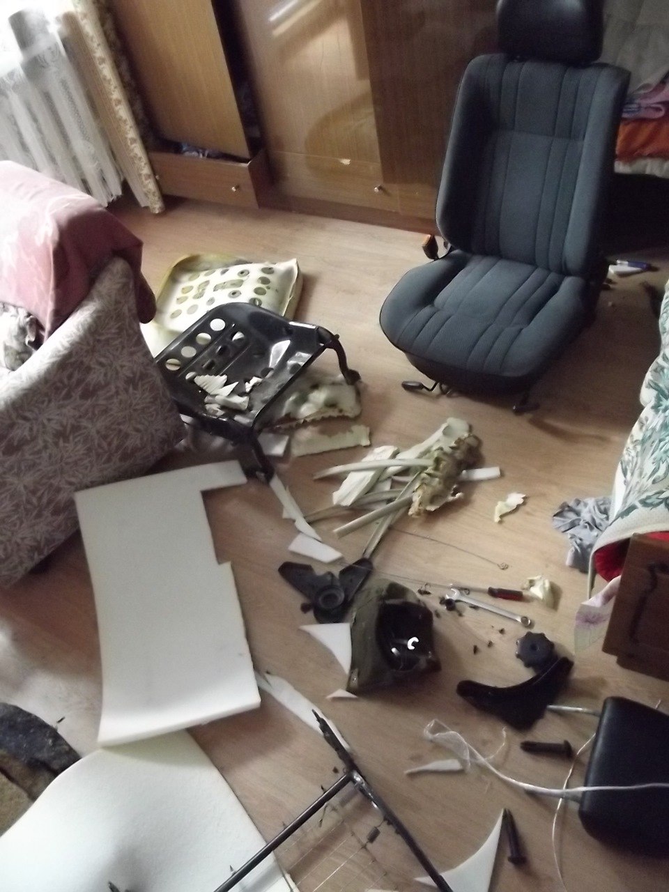 Творческий беспорядок, и это после того как собрал сидение) не описать что творилось когда были разобраны два сидения одновременно)) — Volkswagen Golf Mk2