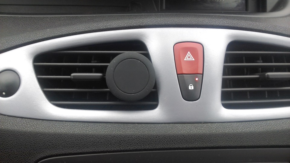 Вот тут он и пристроился. Держит крепко. Обзор телефона нормальный. — Renault Grand Scenic III