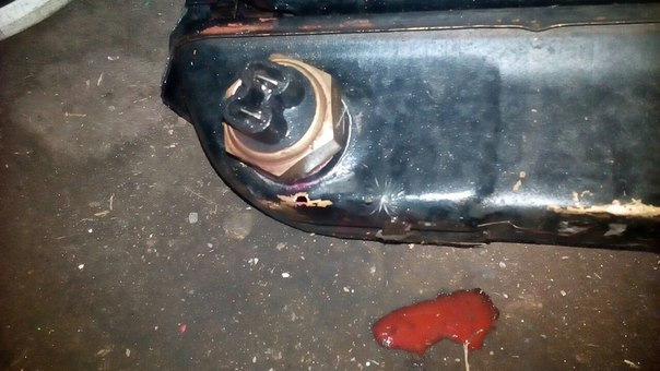 и обана гость программы, в жару по трассе новый радиатор Фирмы ЛУЗААААР! не справлялся с охлаждением, постоянно врубался электро вентилятор(благо 8 лопастная крыльчатка стоит) решил поставить другой датчик на 94-97 по моему градусов, начал выкручивать и такая шляпа, толщина стенки б** меньше чем с ноготок, но хрен ли делать было, отдали радиатор с копейки, спасибо этим добрым людям, так в сравнение с лузаровским, он тяжелее, шире и выше родного, что б его поставить пришлось опускать нижнии крепления, промыл его керхером, и кстати, где проходит воздушный поток через радиатор(щели эти) первый алюминевый радиатор новый лузаровский, бахни керхером все позагибается, тут я в плотную бил керхером, ток с другой стороны вода вылетала, он сам не на миллиметрик не погнулся, таким макаром прочистил радиатор) фото не сделал к сожалению, был увлечен процессом) — Lada 21063