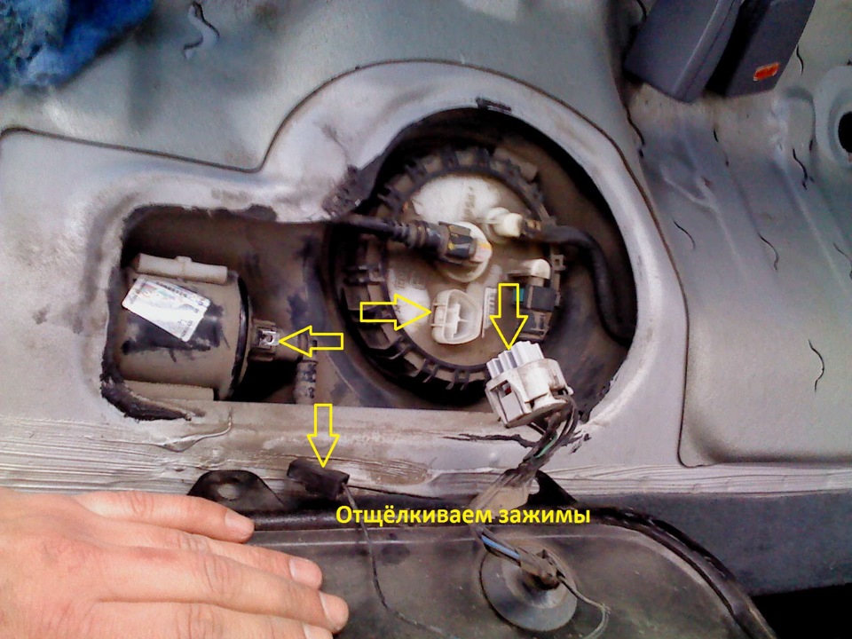 Отсоединяем зажимы, чтобы лючок не мешался — Hyundai Accent (2G)