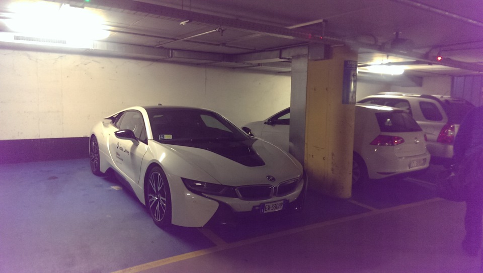 BMW i8. Подземная парковка под piazza vittorio veneto — Skoda Octavia Combi A7 Mk3