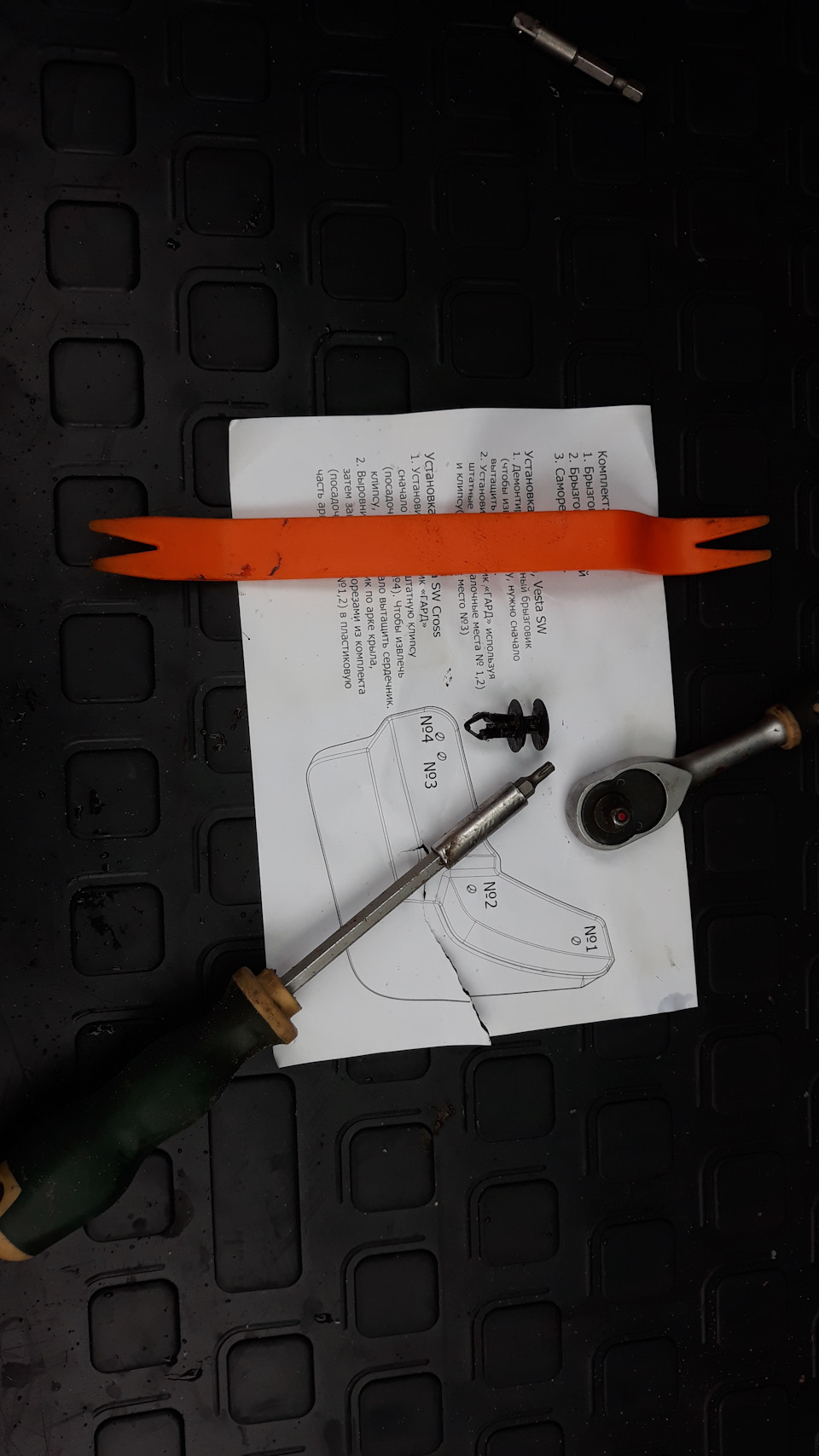 Отвертка с битой Torx 20, лопатка для снятия клипс. — Lada Vesta SW (1G)