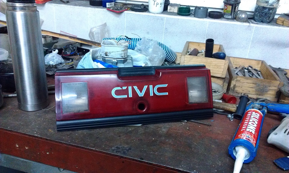 Сам катафот установил на обычный строительный силикон. — Honda Civic Hatchback (3G)