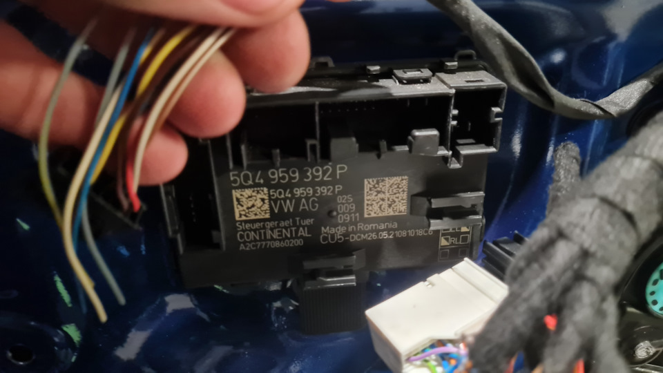 протяжка проводов в дверь и 392 блок — Skoda Octavia A8 Mk4. Запчасти на фото: 5Q4959392P