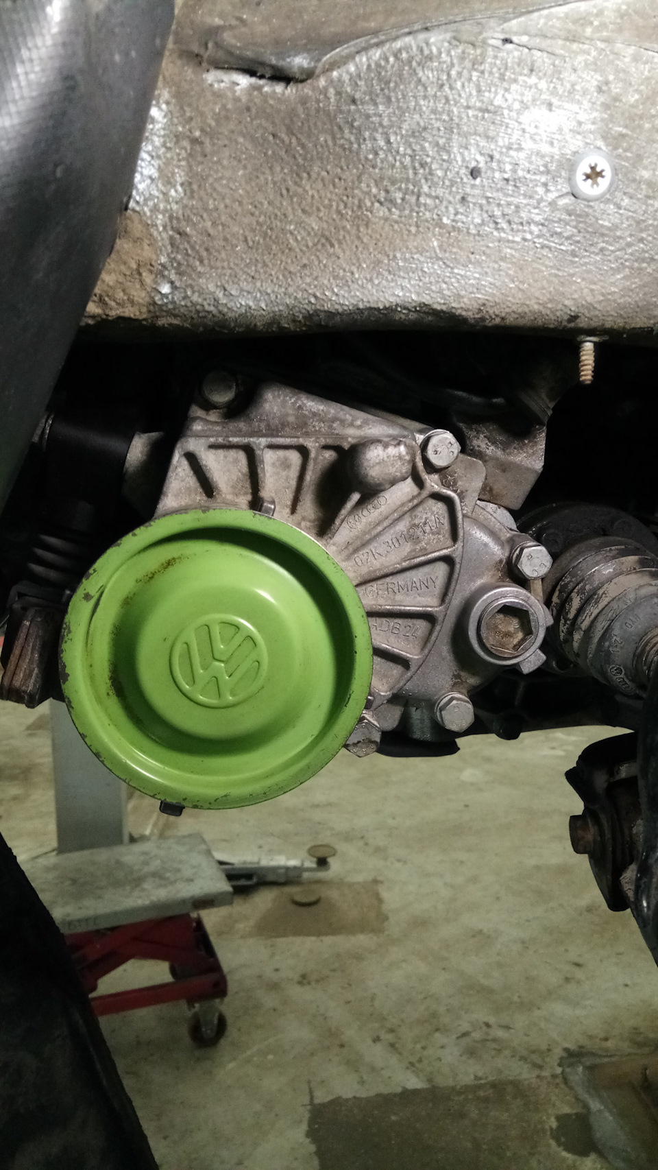 крышка крепиться на 6 болтов! 6 й болт под зеленой крышкой. Фото не мое — Skoda Octavia A4 Mk1