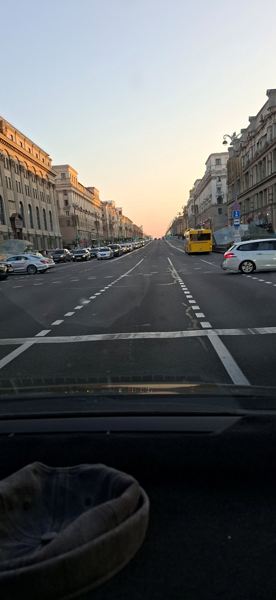 Проспект Независимости.Вы посмотрите какая красота.И это красота, не испорченная растяжками троллейбусных проводов протянулась почти на 15 км. — Toyota Wish (AE20)