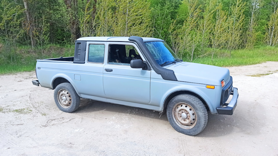Попозировал на природе — Lada 2329