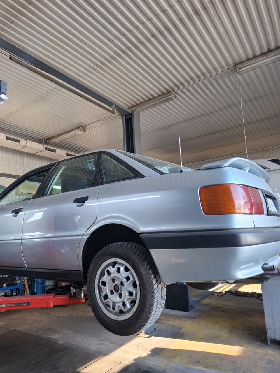 Машина на подъемнике — Audi 80 (B3)