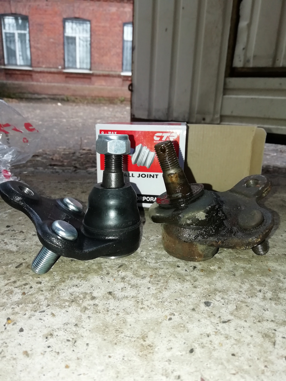 Сравнение новой и старой, старые тоже были фирмы цтр, на нашей подвески можно сильно не уделять внимания шаровым, так как нагрузка на них не особо большая — Toyota Corona Premio (T210)