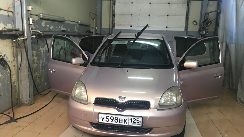 Toyota Vitz Как бы розовый