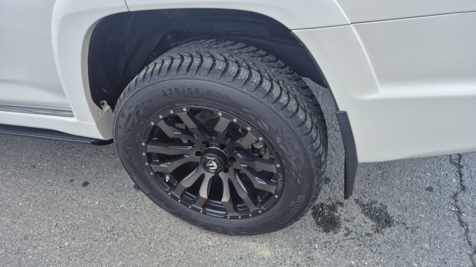 С боку не выглядит зубастой резиной — Toyota 4Runner (5G)