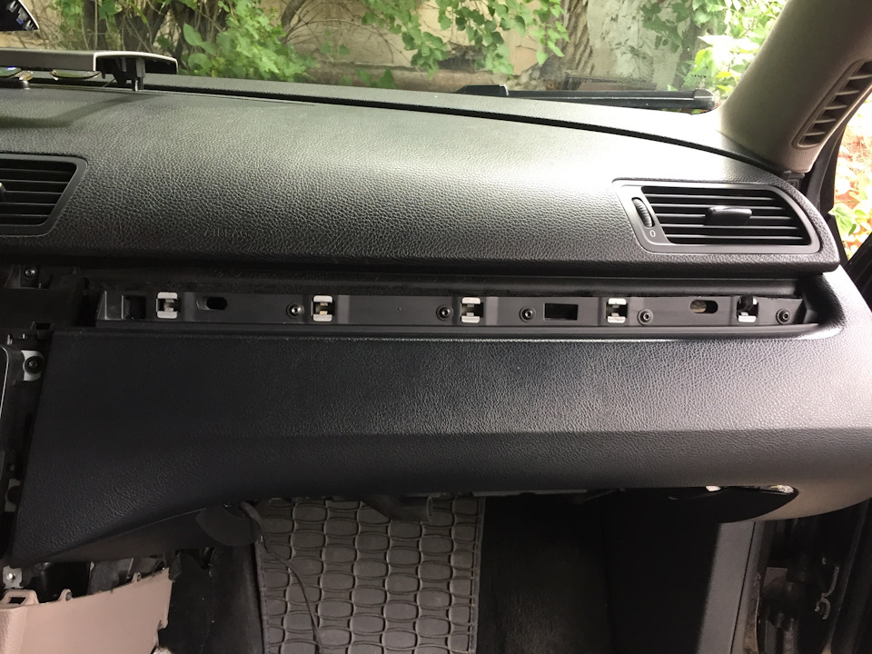 Выглядят как с завода. Возможно не особо по линейке, но это конструктивная особенность. Да и по-сути на держак не влияет. — Volkswagen Passat B6